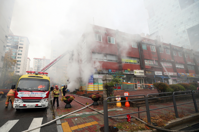 15일 오후 서울 서초구 진흥종합상가에서 불이 나 소방대원들이 화재를 진압하고 있다. 연합뉴스