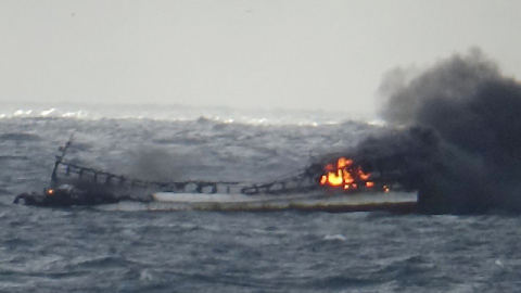 19일 오전 제주 차귀도 서쪽 해상에서 통영 선적 연승 어선에서 불이 났다. 목포해양경찰서 제공.