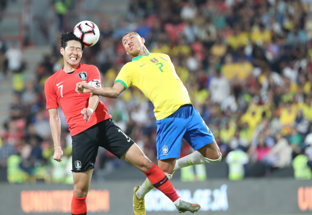 19일(한국시간) 아랍에미리트(UAE) 아부다비의 모하메드 빈 자예드 스타디움에서 열린 대한민국과 브라질 대표팀의 친선경기에서 손흥민이 히샬리송(에버턴)과 공중볼을 다투고 있다. 연합뉴스