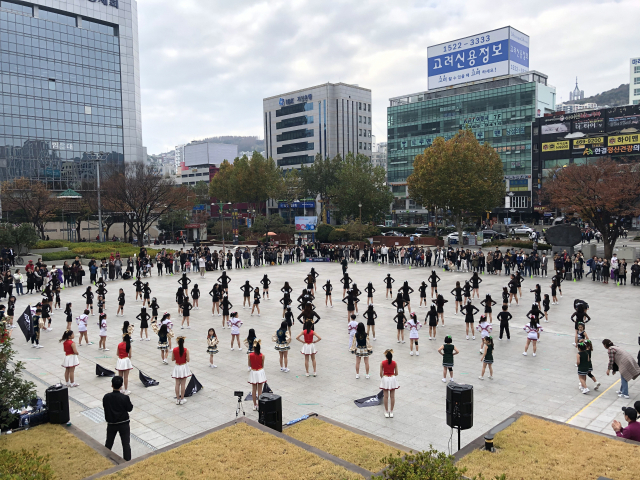 24일 오후 부산역 광장에서 100여 명의 어린이 치어리더가 BAP 슈팅스타 플래시몹을 펼쳤다.