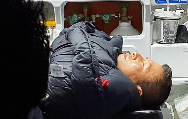청와대 앞에서 8일째 단식하던 자유한국당 황교안 대표가 27일 밤 응급실로 이송되고 있다. 연합뉴스