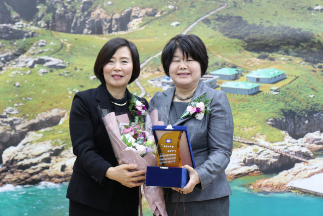 지난 3일 제16회 통영교육상을 수상한 통영시지속가능발전교육재단 박은경 이사장(오른쪽)이 박혜숙 통영교육장으로부터 상패를 받은 뒤 기념촬영을 하고 있다. 통영RCE 제공