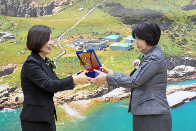 지난 3일 제16회 통영교육상을 수상한 통영시지속가능발전교육재단 박은경 이사장(오른쪽)이 박혜숙 통영교육장으로부터 상패를 건네받고 있다. 통영RCE 제공