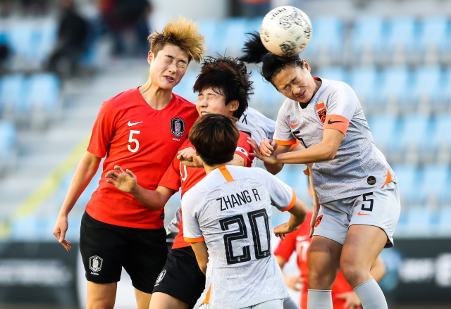 10일 오후 부산 구덕운동장에서 열린 2019 동아시아축구연맹(EAFF) E-1 챔피언십 개막전 한국과 중국 여자 대표팀 경기에서 한국의 홍혜지(왼쪽)가 중국 문전에서 헤딩슛을 시도하고 있다. 윤민호 프리랜서 yunmino@naver.com