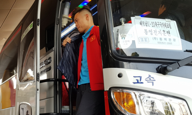 14일 오전 김해공항을 통해 입국한 베트남 22세 이하 축구 국가대표팀 선수들이 이날 오전 9시 30분께 전지훈련 베이스캠프가 마련된 통영에 도착했다. 김민진 기자