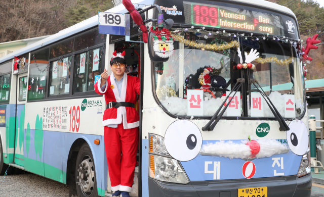 16일 오후 189번 주형민 기사가 출발에 앞서 산타복장을 하고 성탄분위기로 장식한 버스에서 포즈를 취하고 있다. 강선배 기자 ksun@