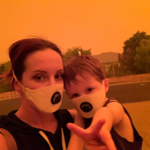 4일 마스크를 쓴 모습을 SNS에 올린 호주 산불지역의 한 가족. 로이터