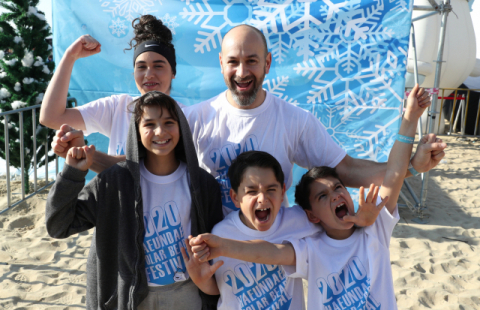 다니엘 게닥트 미국 영사가 자녀 4명과 함께 북극곰축제에 참가해 환호하고 있다. 정대현 기자