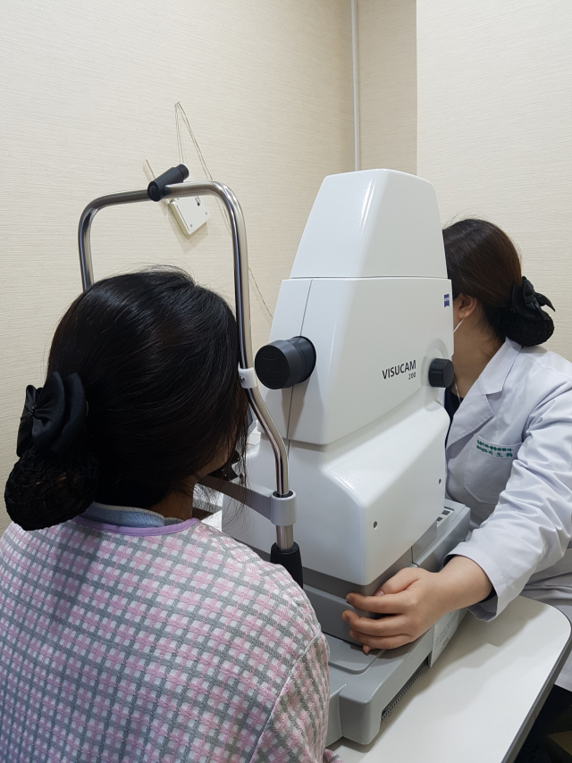 갑상선 항진증 환자가 갑상선 안병증 경과를 보기 위한 검사를 받고 있다. 김용기내과의원 제공