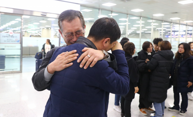 스페인에서 불의의 사고로 숨진 이지현 씨가 부산으로 들어왔다. 8일 오후 김해국제공항으로 돌아온 이 씨의 부모 이성우·한경숙 씨가 마중 나온 지인들과 슬픔을 나누고 있다. 정종회 기자 jjh@