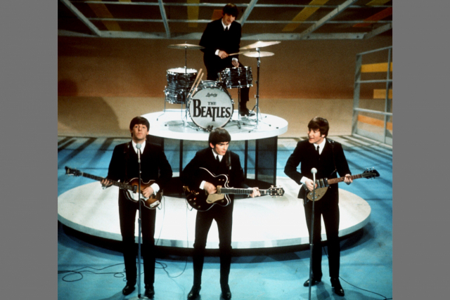 영국의 4인조 록그룹 비틀스는 막대한 수입으로 인한 세금 문제로 괴로워했다. 1964년 2월 9일 미국 뉴욕의 CBS ‘에드 설리번 쇼’에 출연해 공연하는 비틀스. 부산일보DB