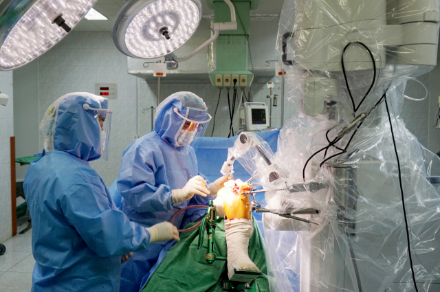인공관절 로봇 ‘티솔루션원’을 이용해 수술하는 장면. 부산센텀병원 제공