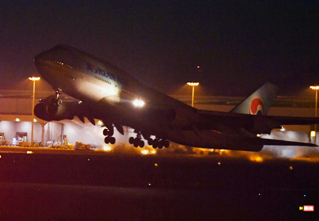 중국 우한에서 교민을 수송하기 위한 전세기 KE 9883편 보잉 747 여객기가 30일 저녁 인천국제공항을 이륙해 중국 우한으로 향하고 있다. 연합뉴스