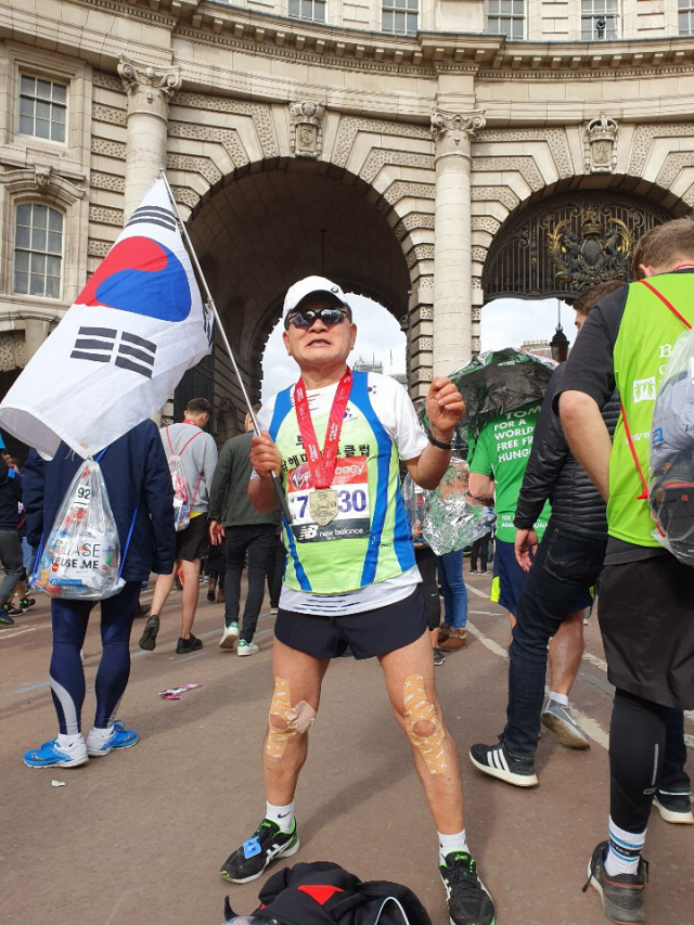 한 고문이 지난해 4월 런던마라톤대회를 완주한 뒤 기뻐하고 있는 모습.