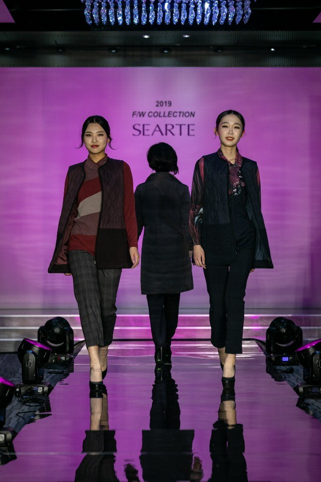 부산지역 패션기업 세아뜨가 지난해 11월 부산 벡스코에서 개최한 패션쇼 모습. 이커머셜 시장에서 브랜드 인지도를 높이기 위해 마련했다. 세아뜨 제공