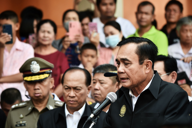 태국 쁘라윳 총리가 총기난사 관련 기자회견을 열고 피해를 발표하고 있다. AFP연합뉴스.