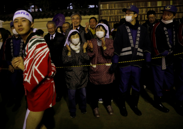 하다카마쓰리 구경을 나왔지만 '코로나19' 예방을 위해 마스크를 쓴 일본 시민들(사진=로이터/연합뉴스)
