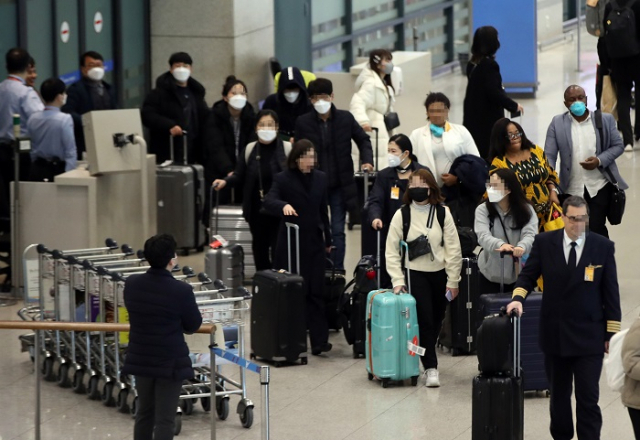 다음달에 발권하는 국제선 항공권의 유류할증료가 두단계 하락했다. 사진은 인천국제공항 1터미널에서 승객들이 입국하는 모습. 연합뉴스