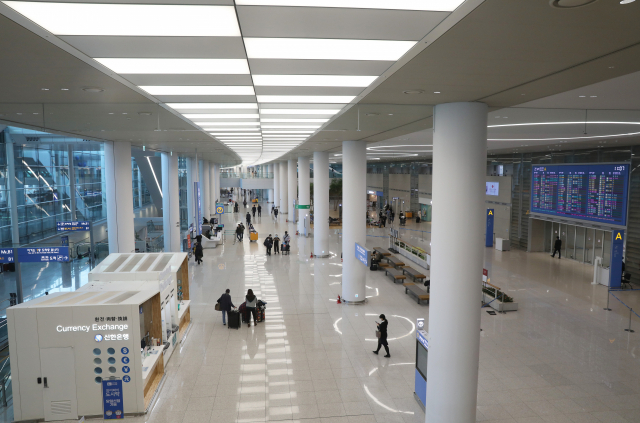 코로나19 확진자가 날로 증가하는 24일 인천국제공항 2터미널 입국장이 한산한 모습을 보이고 있다. 연합뉴스.