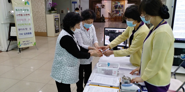 인창요양병원 출입구에서 병원 종사자들이 코로나19 바이러스 감염을 막기 위한 출입자 통제와 손 소독을 실시하고 있다. 인창요양병원 제공