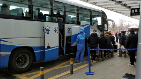 인천발 제주항공 7C8501편 승객들이 25일 중국 웨이하이(威海)공항에서 중국 당국이 격리 조치를 위해 준비한 버스에 탑승하고 있다. 연합뉴스