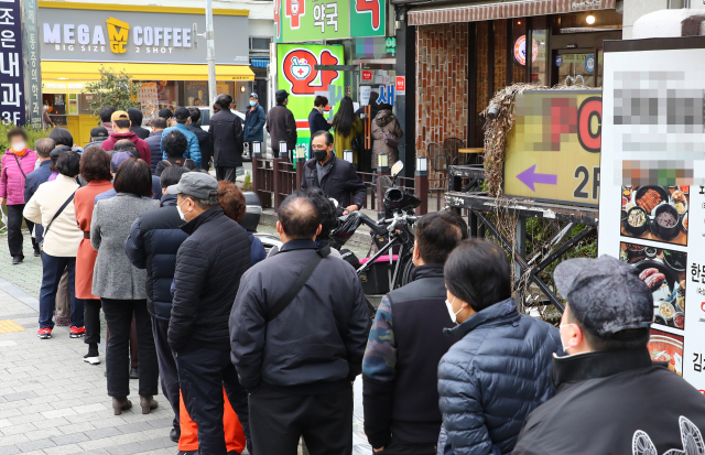 ‘마스크 구매 요일제(5부제)’가 시행된 9일 오전 부산 연제구 한 약국 앞에 시민들이 마스크를 사기 위해 줄을 서 있다. 정종회 기자 jjh@