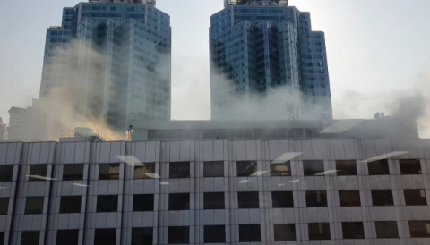 24일 오후 서울 영등포구 여의도 백화점 건물에 불이 나 연기가 피어오르고 있다. 연합뉴스