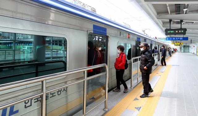 28일 오전 부산원동역에서 시민들이 전철을 이용하고 있다. 정종회 기자 jjh@
