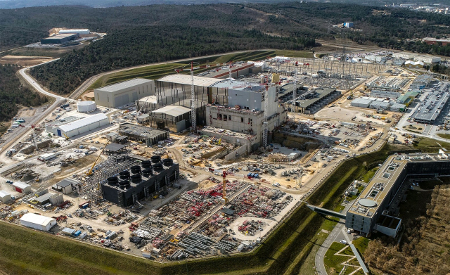 ITER 사업은 우리나라와 미국, 중국, 유럽연합(EU) 등 7개국이 2007년부터 프랑스 남부 카다라슈에 태양처럼 핵융합 반응을 일으켜 에너지를 대량 생산할 수 있는 실험로, 즉 '인공태양'을 건설하는 사업이다. 사진은 프랑스 카다라슈 ITER 건설 부지. 과기정통부 제공