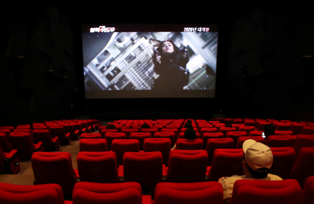 지난 6일 다시 문을 연 영화의전당에서 생활 속 거리두기를 위해 관객이 띄어 앉아 영화를 관람하고 있다. 연합뉴스
