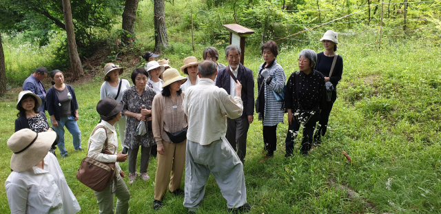 일본 노무라 미술관이 운영 중인 강좌의 수강생 10여 명이 24일 오후 법기리 요지를 방문해 주변을 둘러보고 있다.