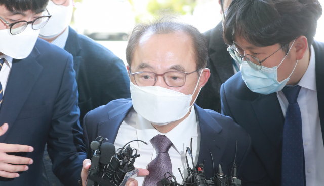 '강제추행 혐의' 오거돈 전 시장 유치장 대기 중 병원 이송