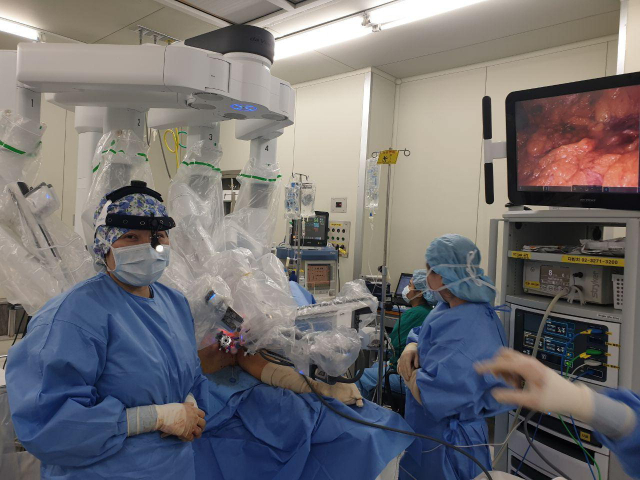 유방센터 소장 박은화 교수가 다빈치 로봇 수술을 하고 있다. 동아대병원 제공