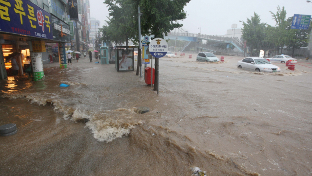 2009년 7월 16일 비가 쏟아지면서 부산진역 앞도 물바다가 됐습니더. 흙탕물이 파도를 치고 있네예. 부산일보DB