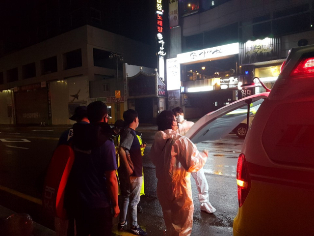 지난 14일 부산 수영구 광안리 바다에서 구조된 여성이 병원으로 이송되기 위해 119 구급차에 실리는 모습. 독자 제공
