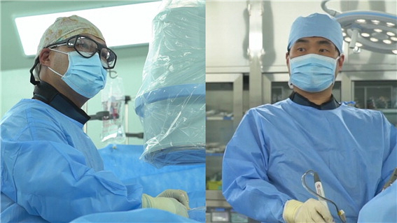 척추 내시경 수술을 하는 윤명수(왼쪽)·우영하 원장. 부산큰병원 제공