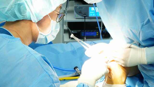김준석 대표원장이 무릎 환자에게 연골 재생 수술을 하고 있다. 부산큰병원 제공
