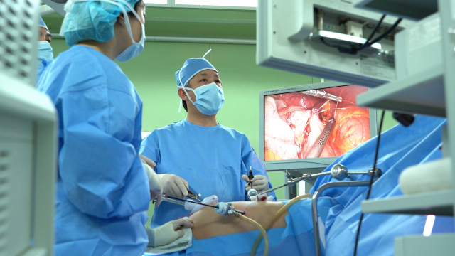 국내 최초로 복강경 위암 수술 논문을 발표한 김민찬 교수는 복강경 수술 과정을 5~6개로 세분화해 표준화하는 작업을 완성했다. 부산일보DB