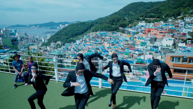 한국관광공사가 만든 화제의 부산관광 홍보 영상 중 감천문화마을. KTO 제공