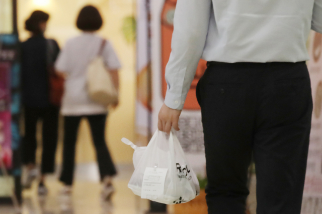 25 일 신종 코로나 바이러스 감염증 (코로나 19)의 재 확산으로 식품 포장 및 배달이 늘어난 25 일 서울 도심에서 직장인들이 도시락을 돌아 다니고있다.  연합 뉴스