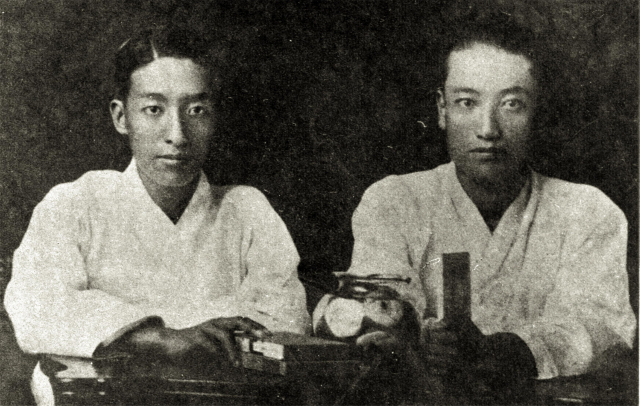 부산경찰서 폭파 거사 전날인 1920년 9월 13일 친우 최천택과 기념사진을 촬영한 박재혁(왼쪽). 부산일보DB