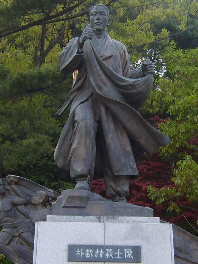 1998년 5월 부산 초읍동 성지곡수원지 수변 공원에 건립한 박재혁 의사 동상. 부산일보DB