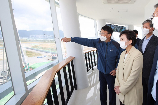 김현미 국토교통부 장관이 에코델타시티 홍보관을 찾아 건설현장을 점검하고 있다. 국토부 제공