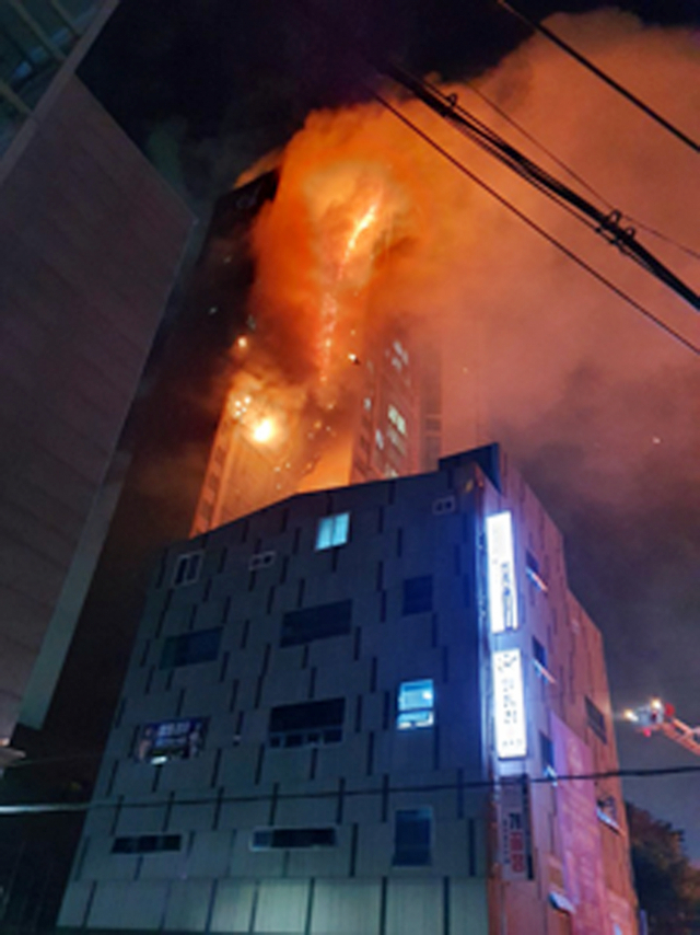 8일 오후 울산 남구 주상복합건물 삼환아르누보에서 화재가 발생해 불길이 번지고 있다. 연합뉴스