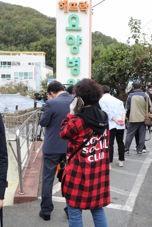 14일 오후 부산 북구 해뜨락요양병원 앞에서 입원 환자의 가족이 환자의 안부를 묻기 위해 병원 관계자와 통화를 하고 있다. 강선배 기자