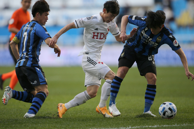 부산아이파크 김문환(가운데)이 24일 인천축구전용경기장에서 열린 K리그1 26라운드 원정 경기에서 인천 선수들 사이도 드리블하고 있다. 부산아이파크 제공