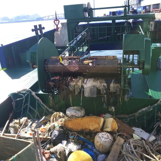 올여름 태풍과 길었던 장마의 영향으로 부산항 주변에서 대거 발생한 해양쓰레기가 청항선에서 차량으로 옮겨지고 있다. 해양수산부 제공