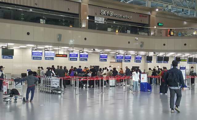 15일 오전 코로나19 여파로 중단됐던 부산 김해공항에서 국제선 운항이 재개되자 직원과 승객들이 이륙 준비를 하고 있다. 연합뉴스