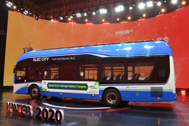 경남 창원시가 기업과의 협업을 통해 시범 제작한 새로운 개념의 ‘스마트 수소버스’를 세계 최초로 선보였다. 창원시 제공