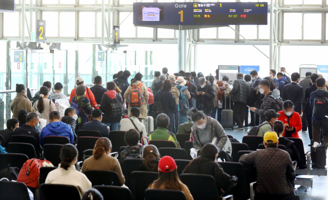지난달 15일 국제선 운항이 재개된 김해국제공항 청사가 붐비고 있다. 정종회 기자 jjh@